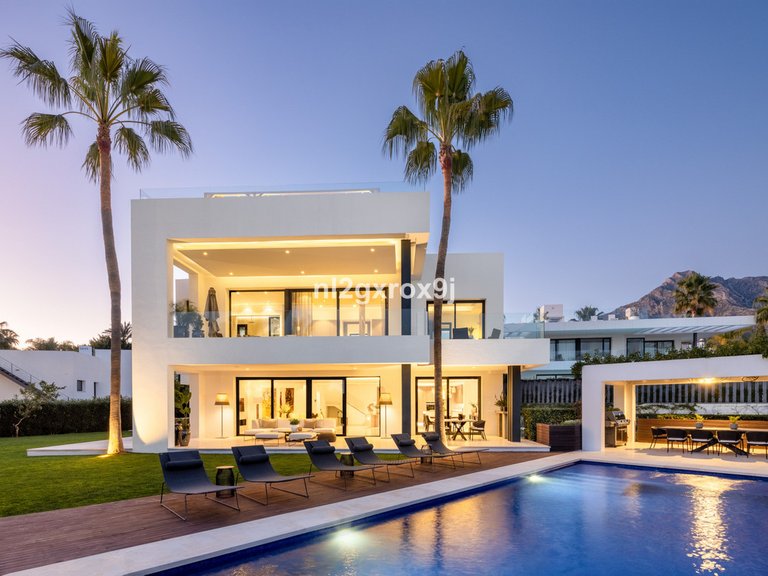 Villa for Sale in The Golden Mile, Malaga 1