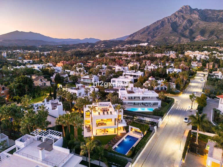Villa for Sale in The Golden Mile, Malaga 24