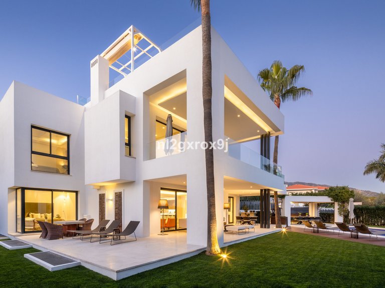 Villa for Sale in The Golden Mile, Malaga 26