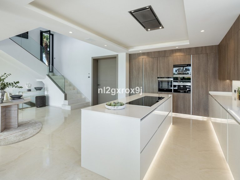 Villa for Sale in The Golden Mile, Malaga 3