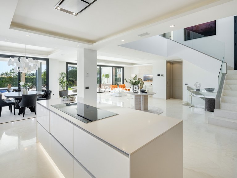 Villa for Sale in The Golden Mile, Malaga 5