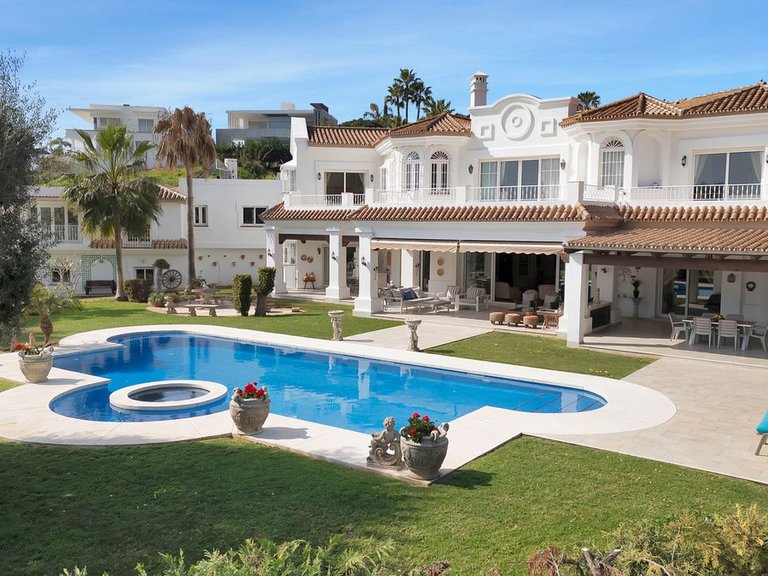 Villa for Sale in Nueva Andalucía, Malaga 1