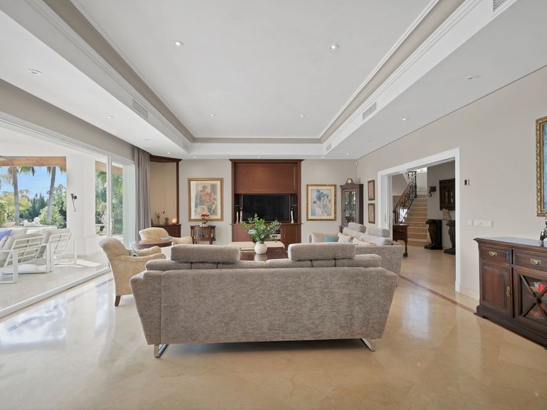 Villa for Sale in Nueva Andalucía, Malaga 10