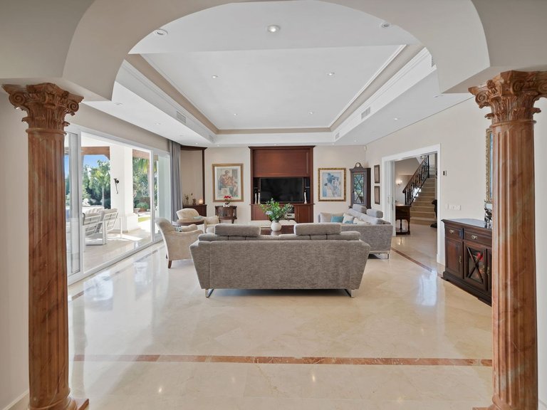Villa for Sale in Nueva Andalucía, Malaga 11