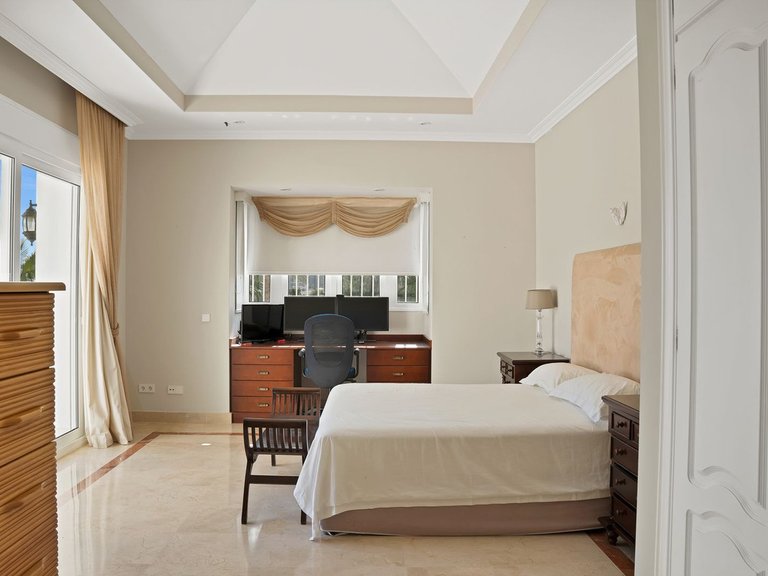 Villa for Sale in Nueva Andalucía, Malaga 25
