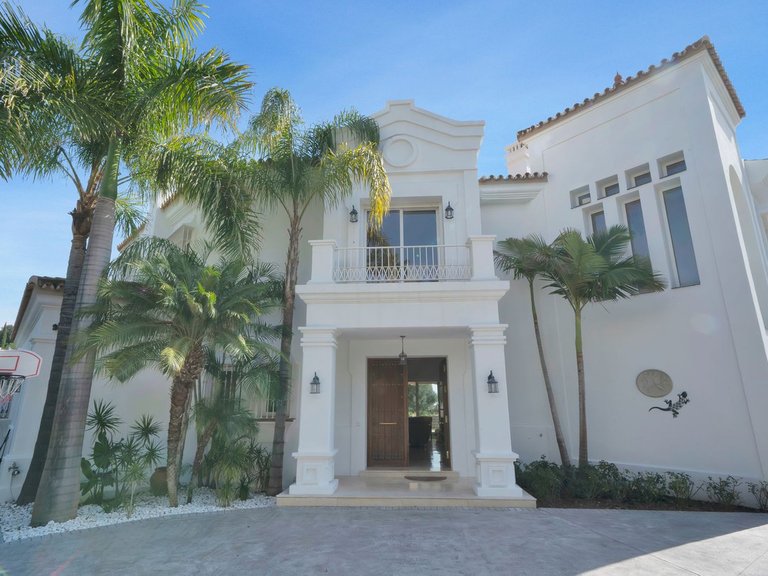 Villa for Sale in Nueva Andalucía, Malaga 27