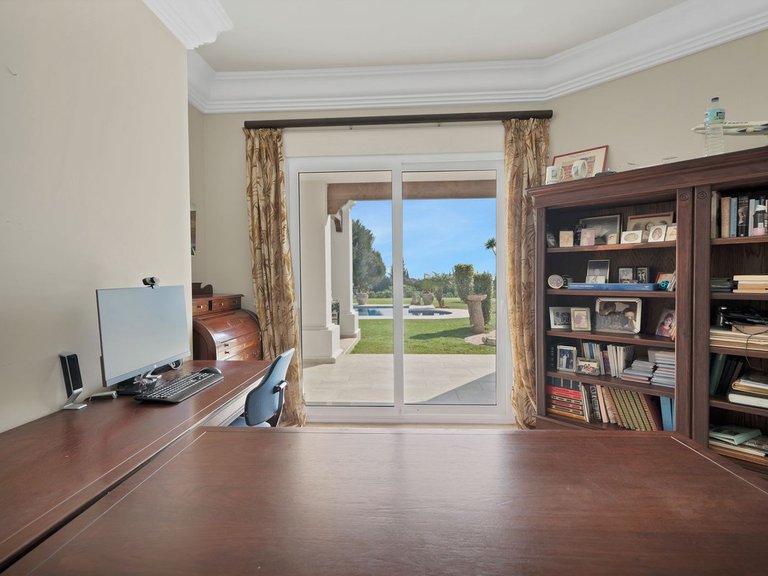 Villa for Sale in Nueva Andalucía, Malaga 28