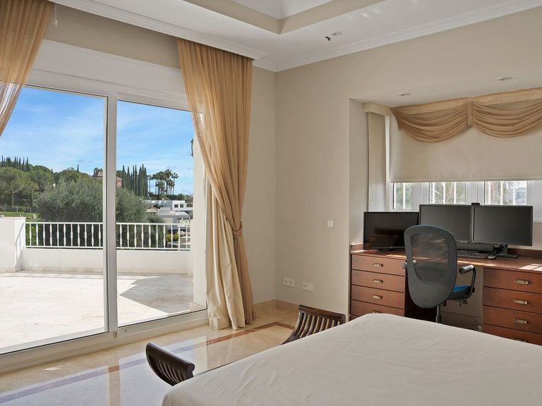 Villa for Sale in Nueva Andalucía, Malaga 30