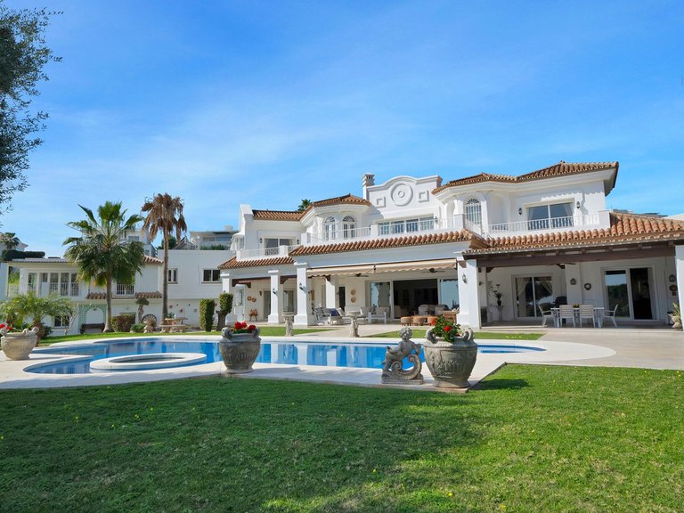 Villa for Sale in Nueva Andalucía, Malaga 39