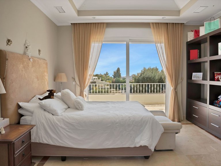 Villa for Sale in Nueva Andalucía, Malaga 5