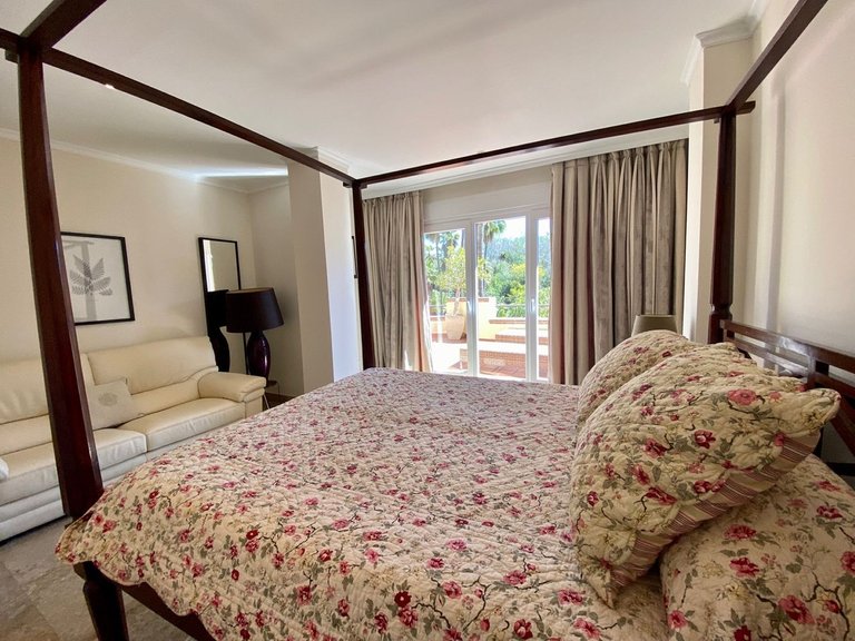 Apartment for Sale in The Golden Mile, Malaga 16