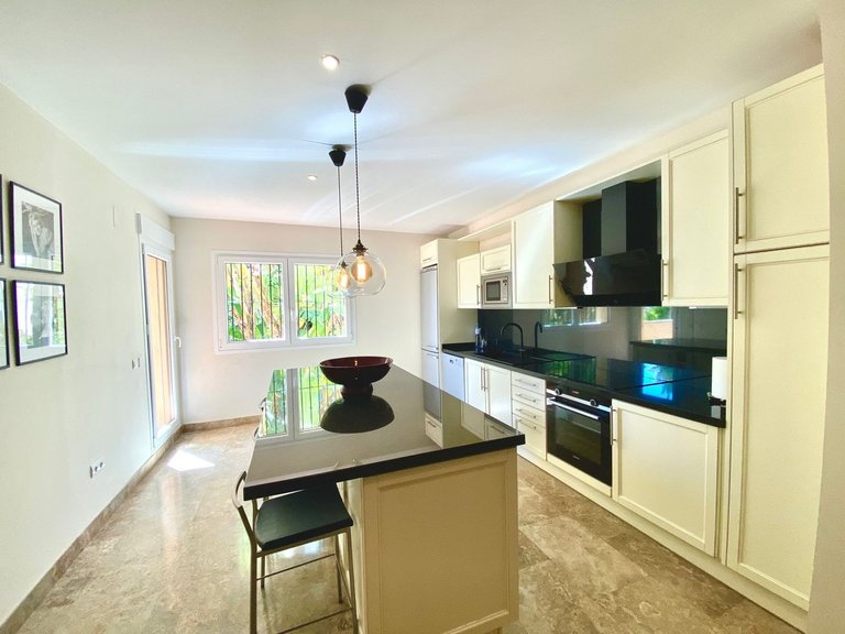 Apartment for Sale in The Golden Mile, Malaga 3