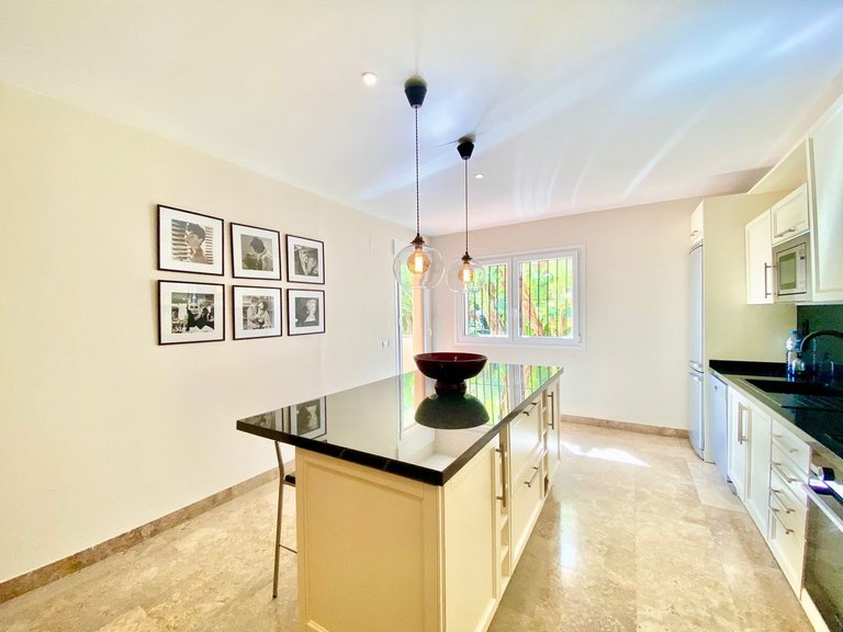 Apartment for Sale in The Golden Mile, Malaga 4