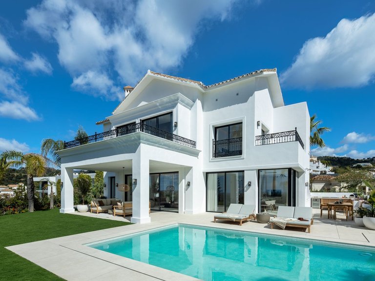 Villa for Sale in Los Arqueros Golf, Malaga 1