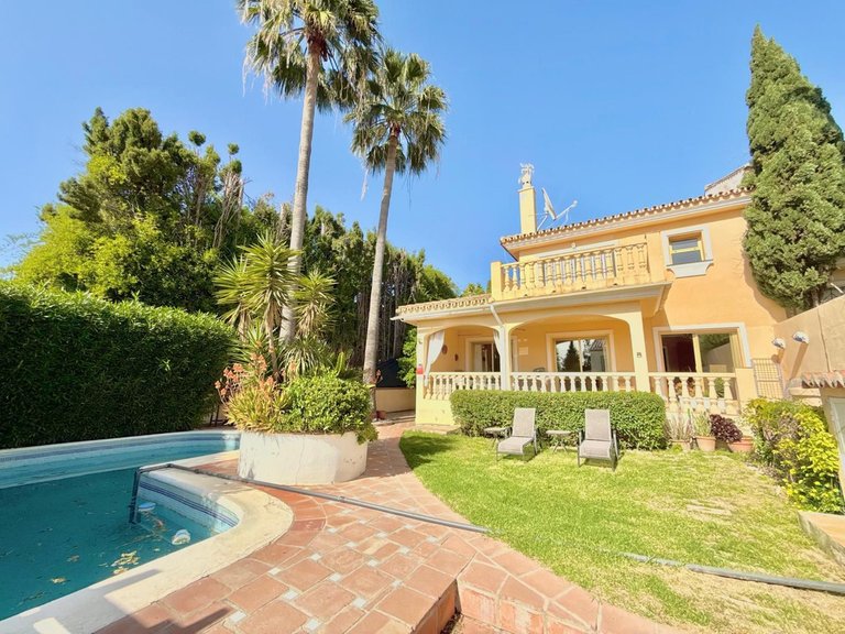Villa for Sale in Sierrezuela, Malaga 1