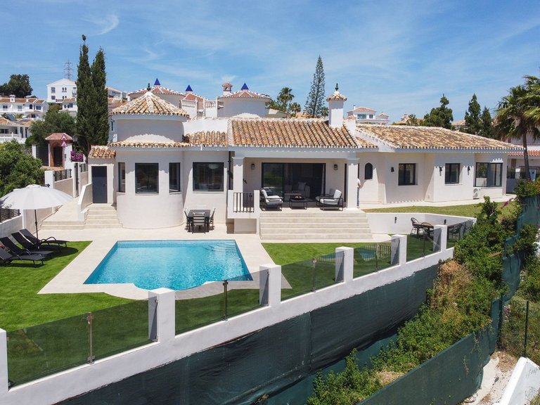 Villa for Sale in El Chaparral, Malaga 30