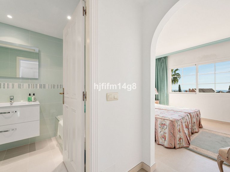 Apartment for Sale in Nueva Andalucía, Malaga 16