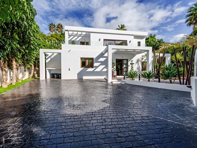 Villa for Sale in El Rosario, Malaga 2