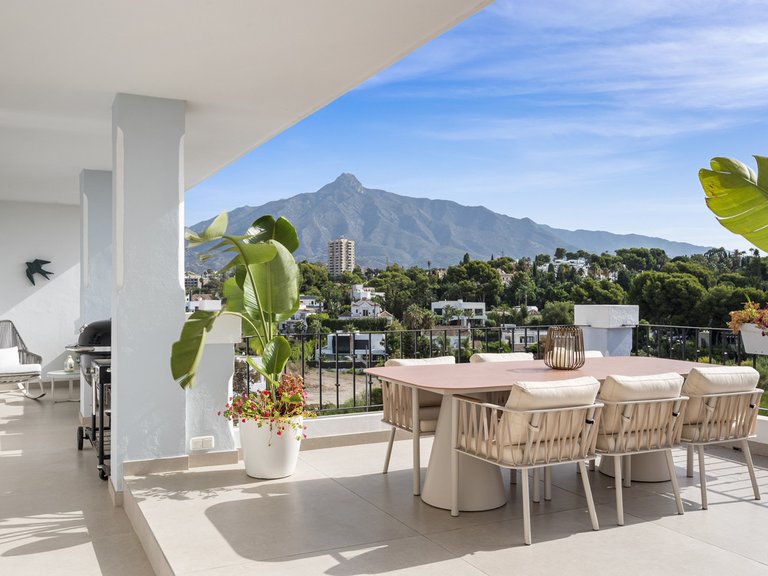 Apartment for Sale in Nueva Andalucía, Malaga 1