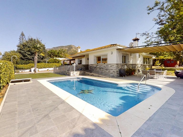 Villa for Sale in Alhaurín De La Torre, Malaga 1