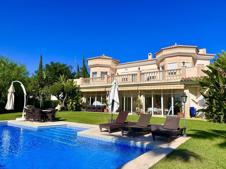 Villa for Sale in El Rosario, Malaga 1