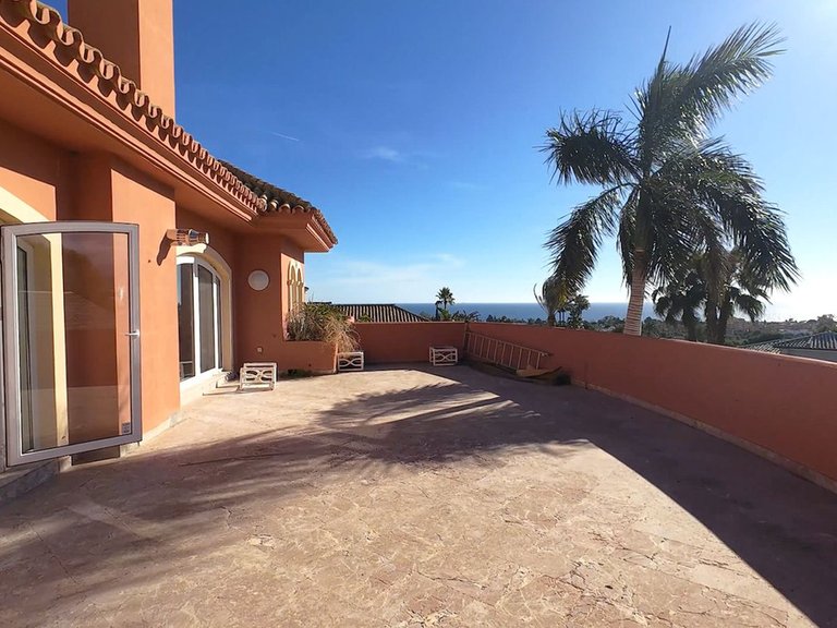 Villa for Sale in El Paraiso, Malaga 17