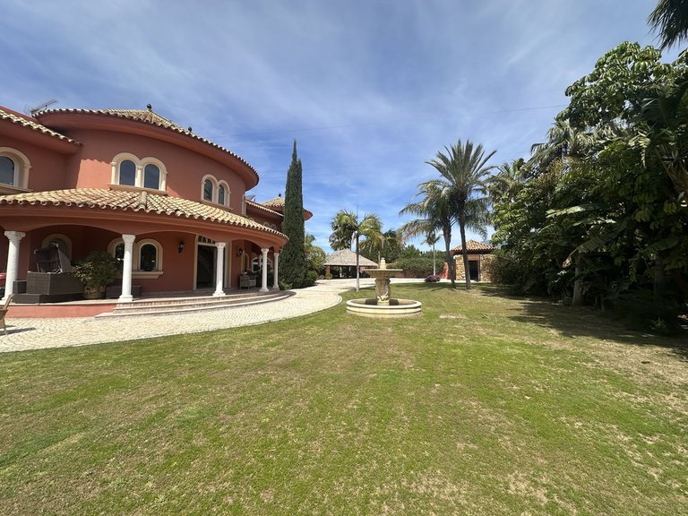 Villa for Sale in El Paraiso, Malaga 23