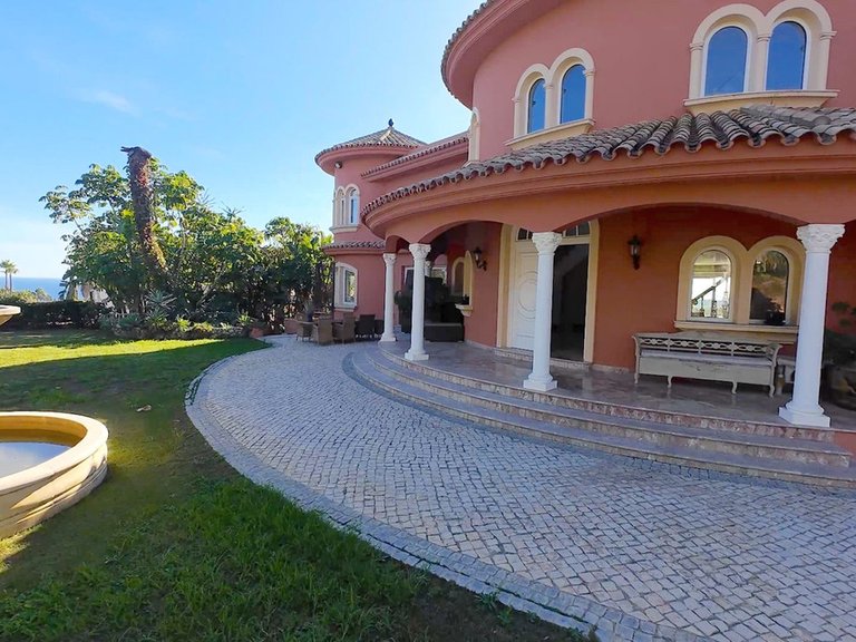 Villa for Sale in El Paraiso, Malaga 5