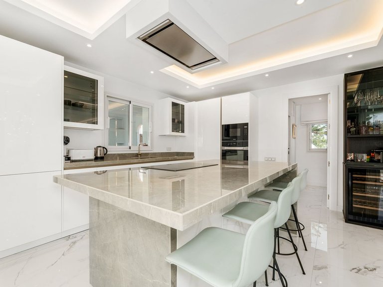 Apartment for Sale in Puerto Banús, Malaga 7