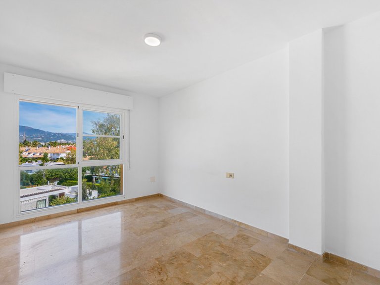 Apartment for Sale in El Paraiso, Malaga 14