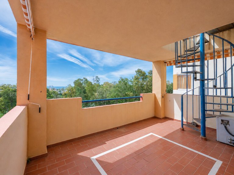 Apartment for Sale in El Paraiso, Malaga 3