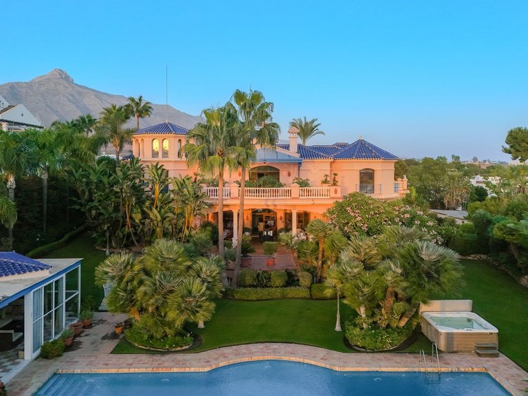 Villa for Sale in Nueva Andalucía, Malaga 1