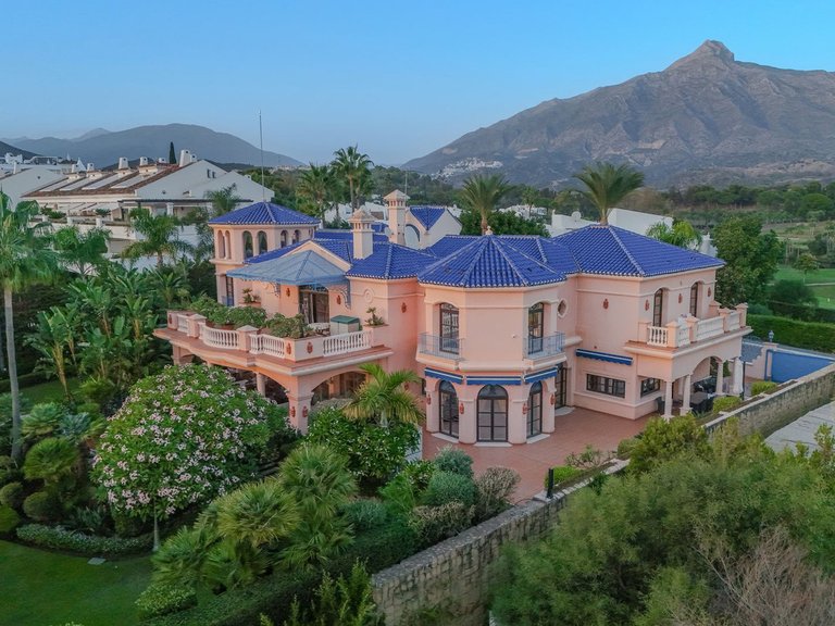 Villa for Sale in Nueva Andalucía, Malaga 3