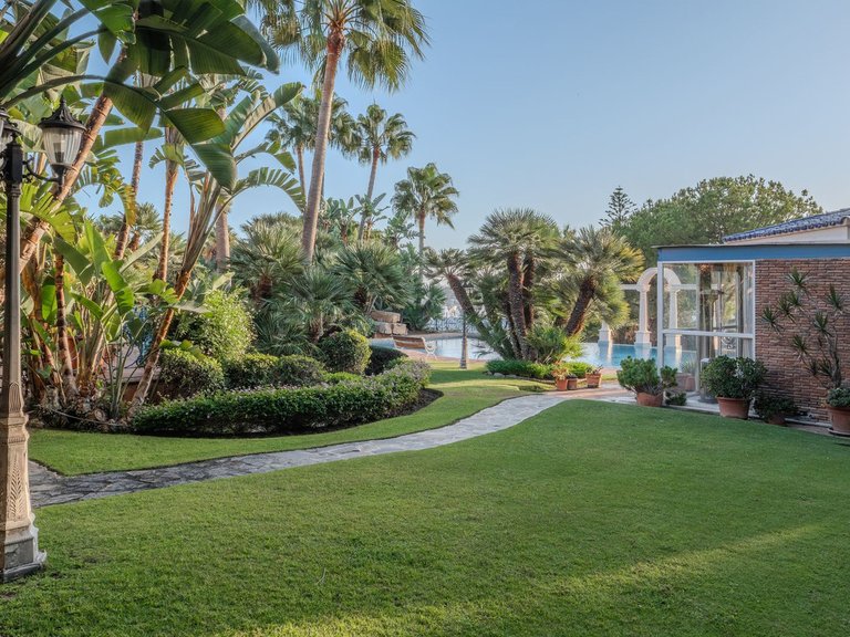 Villa for Sale in Nueva Andalucía, Malaga 32