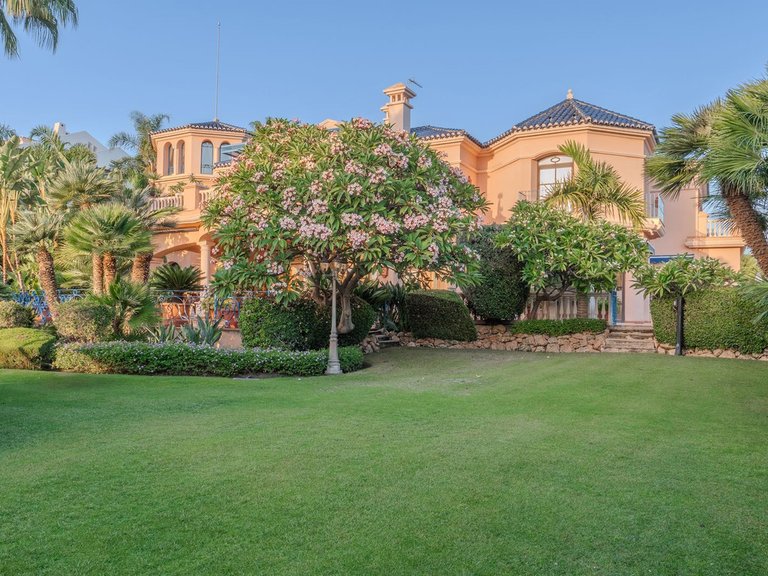 Villa for Sale in Nueva Andalucía, Malaga 37