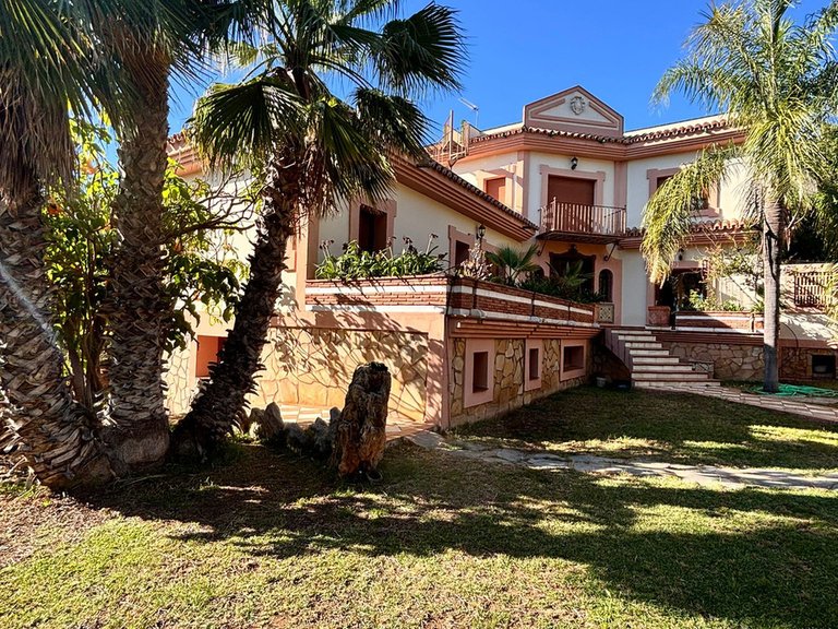 Villa for Sale in Estepona, Malaga 1