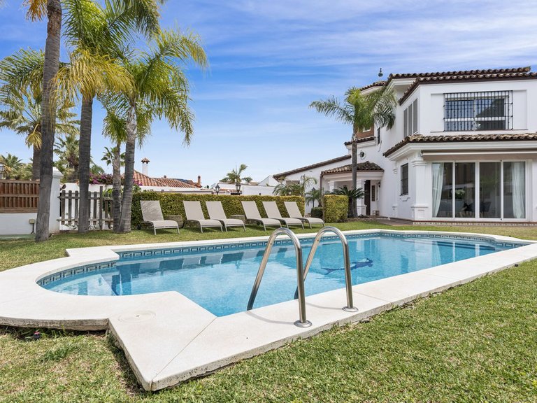 Villa for Sale in Las Chapas, Malaga 1
