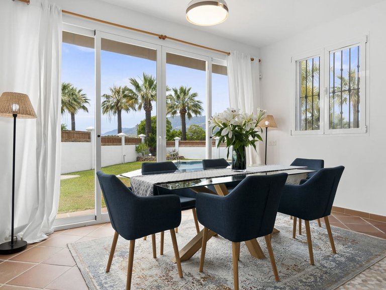 Villa for Sale in Las Chapas, Malaga 11