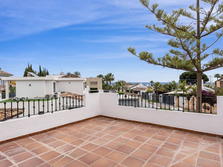 Villa for Sale in Las Chapas, Malaga 28