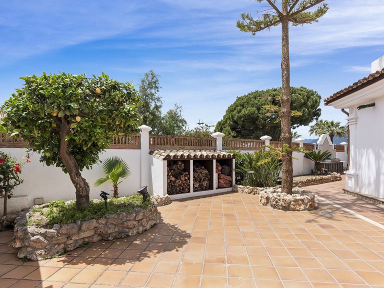 Villa for Sale in Las Chapas, Malaga 38
