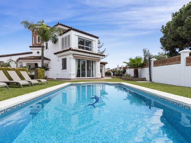 Villa for Sale in Las Chapas, Malaga 40