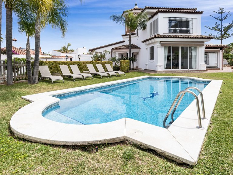 Villa for Sale in Las Chapas, Malaga 42