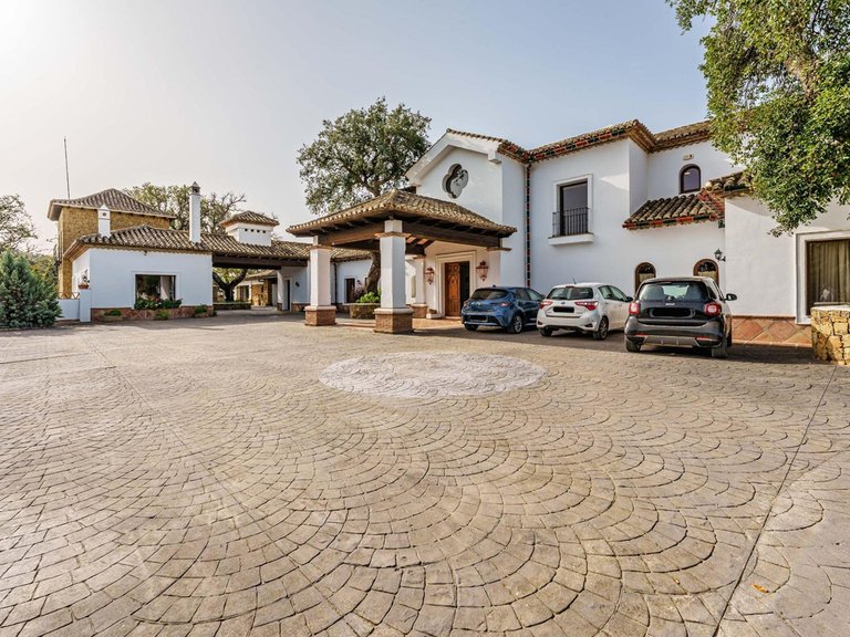 Villa for Sale in La Mairena, Malaga 1