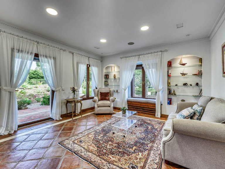Villa for Sale in La Mairena, Malaga 11