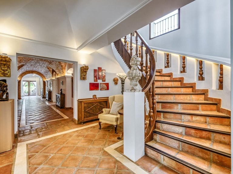 Villa for Sale in La Mairena, Malaga 16