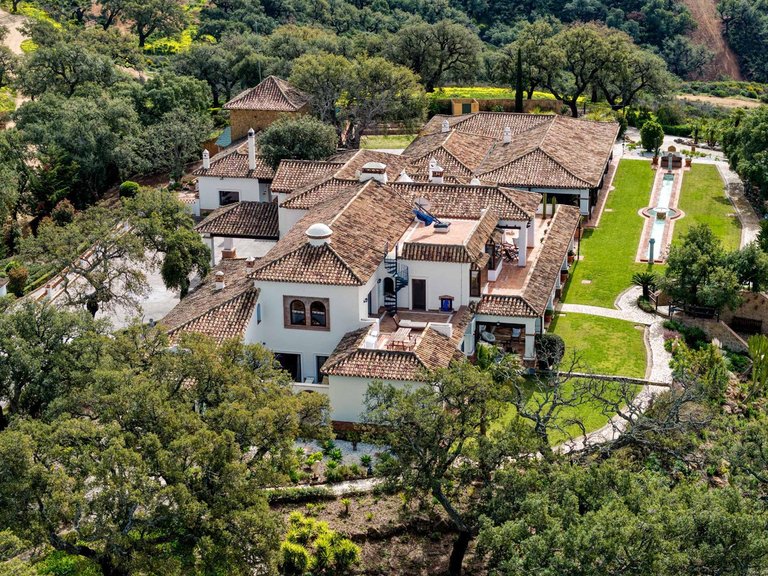 Villa for Sale in La Mairena, Malaga 2