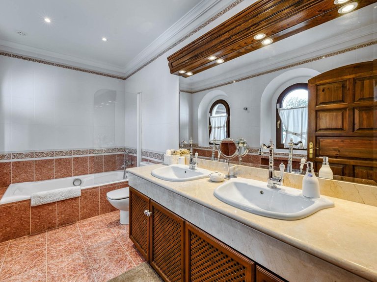 Villa for Sale in La Mairena, Malaga 35