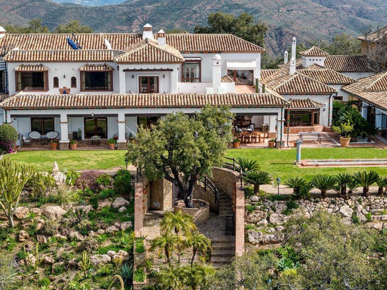Villa for Sale in La Mairena, Malaga 4