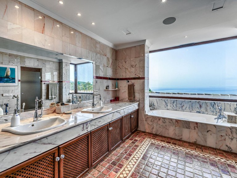 Villa for Sale in La Mairena, Malaga 45