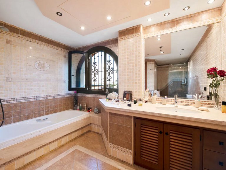 Villa for Sale in Estepona, Malaga 15